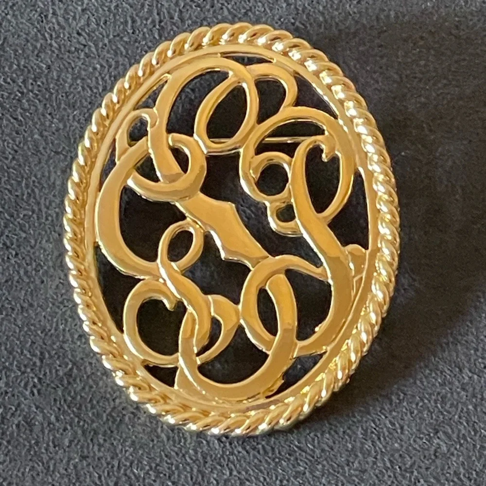 Vintage gold tone, swirl, pin. Beautiful scroll trim.